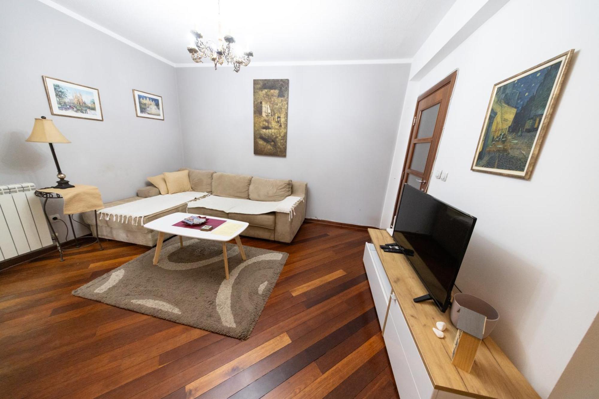 Lux Place Apartments Downtown Kragujevac Buitenkant foto